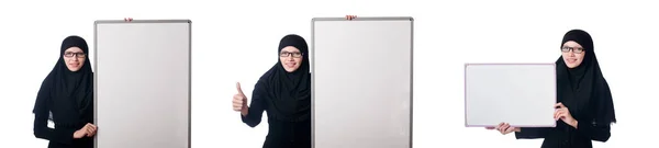 Mujer musulmana con tablero en blanco sobre blanco — Foto de Stock