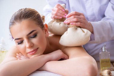 Kaplıcadaki masaj sırasında kadın