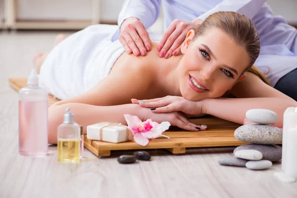 Young woman during spa procedure in salon — Stock Photo, Image