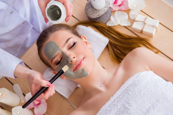 Ung Kvinna Spa Hälsa Koncept Med Ansiktsmask — Stockfoto