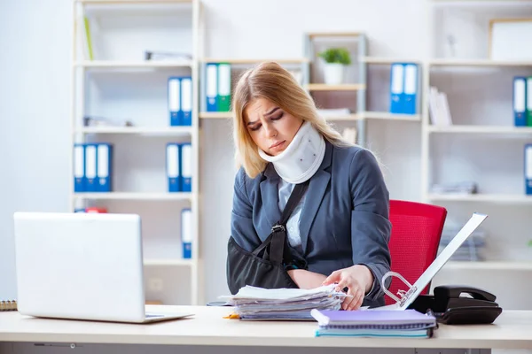 Employée blessée travaillant dans le bureau — Photo