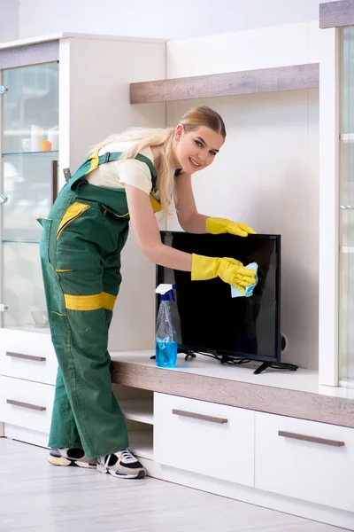 Profissional de limpeza de móveis de apartamento — Fotografia de Stock