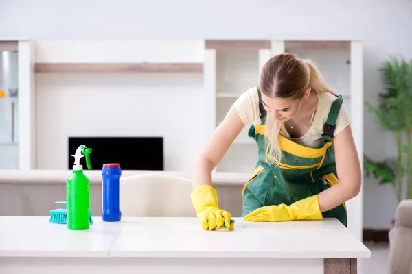 Professional siivooja huoneisto huonekalut — kuvapankkivalokuva