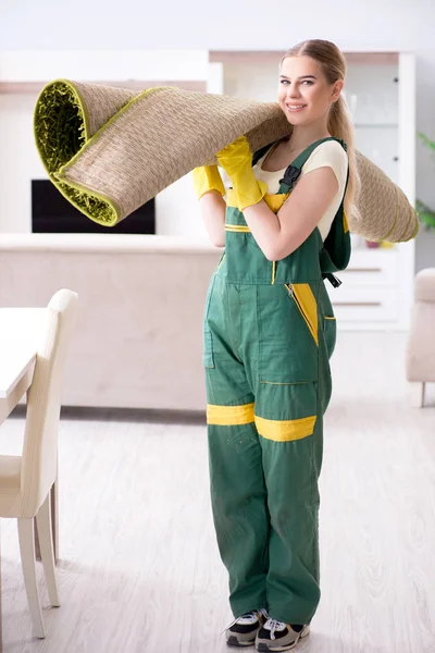 Tappeto di pulizia femminile professionale — Foto Stock