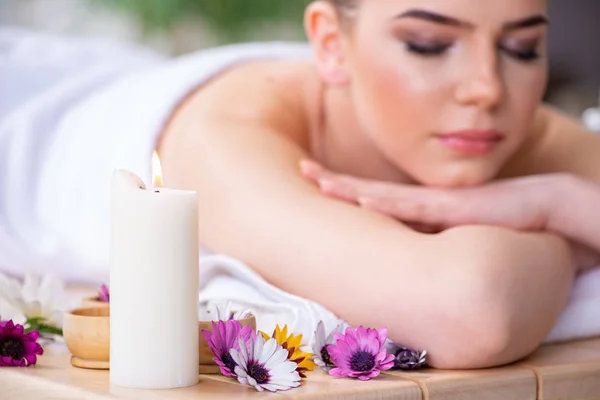 Mujer durante la sesión de masaje en spa — Foto de Stock