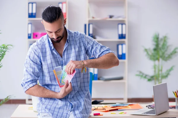 Joven diseñador trabajando en su estudio en un nuevo proyecto — Foto de Stock