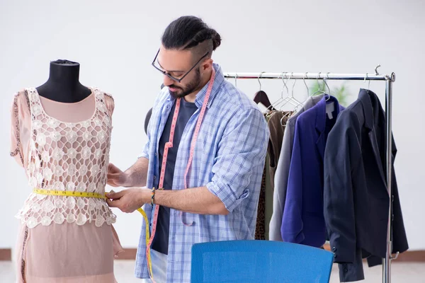 Tailleur masculin travaillant dans l'atelier sur les nouveaux modèles — Photo