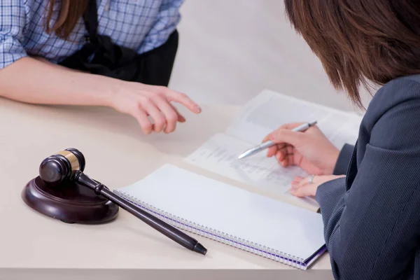 Verletzter Mitarbeiter sucht Anwalt auf, um sich über Versicherung beraten zu lassen — Stockfoto