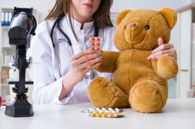 Çocuk oyuncak sağlığını kontrol ediyor