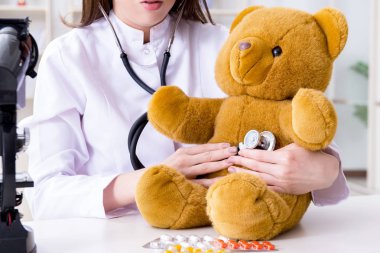 Çocuk oyuncak sağlığını kontrol ediyor