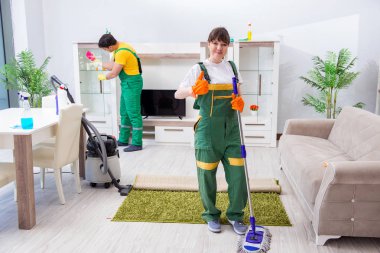 Evde çalışan profesyonel müteahhitleri temizliyorum.