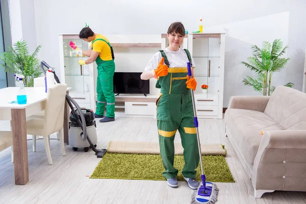 Pulizia appaltatori professionisti che lavorano a casa — Foto Stock