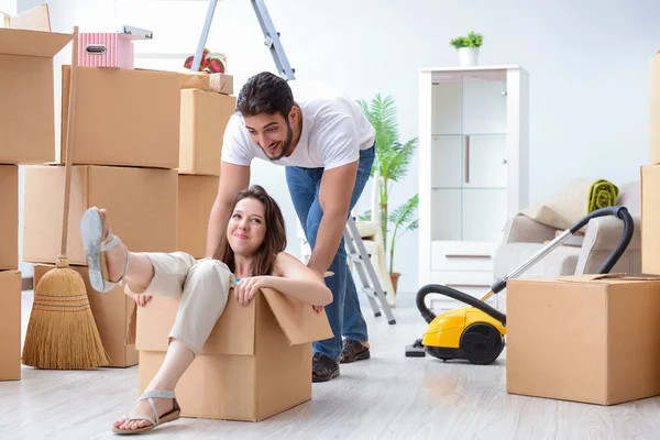 Jong gezin verhuist naar nieuw appartement — Stockfoto