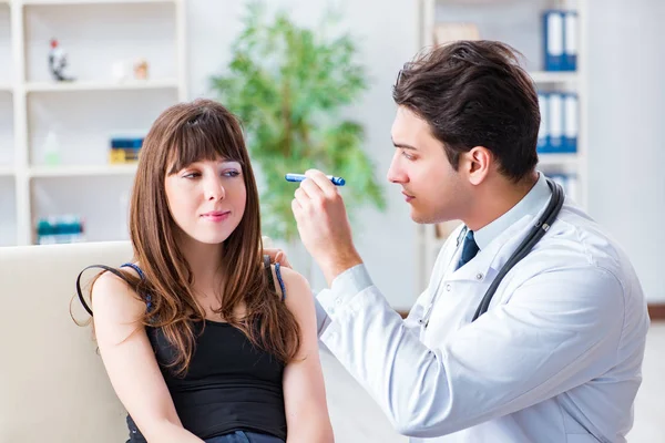 Médico revisando paciente en concepto de primeros auxilios — Foto de Stock