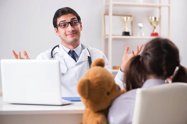 Mała dziewczynka odwiedza lekarza na regularne badania kontrolne — Zdjęcie stockowe