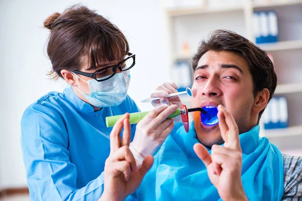 Pacjent obawiający się dentysty podczas wizyty u lekarza — Zdjęcie stockowe
