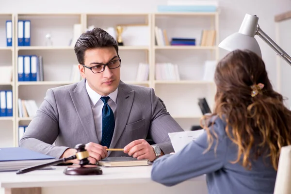 Anwalt diskutiert Rechtsstreit mit Mandant — Stockfoto