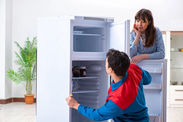 Mann repariert Kühlschrank mit Kunde — Stockfoto