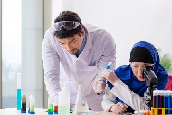 Zwei Chemiker im Labor — Stockfoto