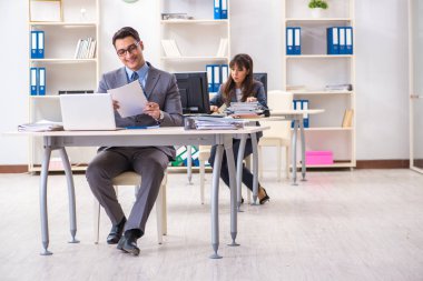 Ofiste çalışan kadın ve erkek.