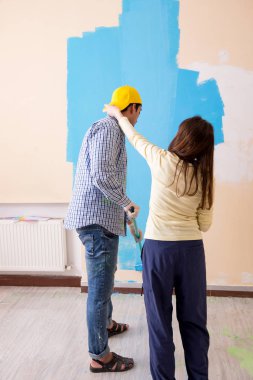 Karı koca evlerinde tadilat yapıyorlar.