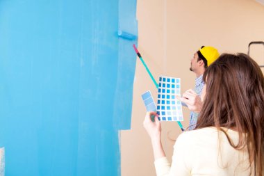 Karı koca evlerinde tadilat yapıyorlar.