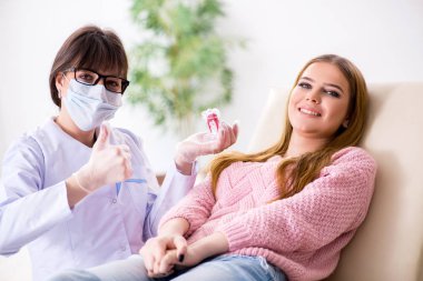 Kadın hasta ziyaret dişçi düzenli check-up için