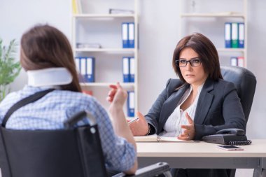 Yaralanan çalışan, sigorta danışmanlığı için ziyaret ediyor.