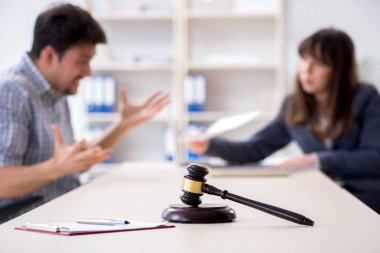 Kadın avukat erkek müvekkilinin ofiste ile Toplantı