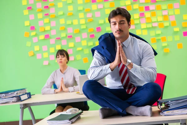 Ofiste birçok çelişkili öncelikleri olan kadın ve erkek var. 