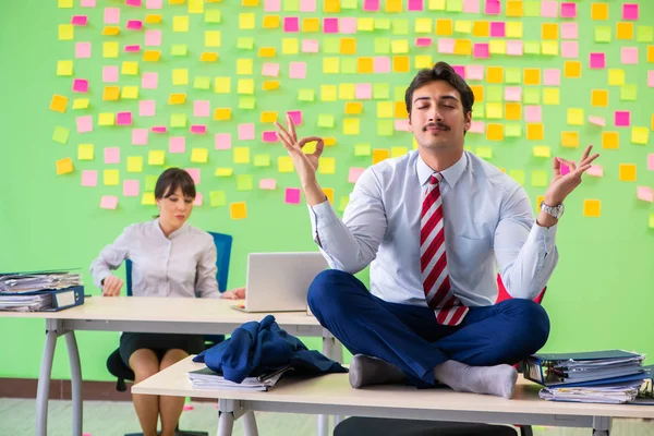 Ofiste birçok çelişkili öncelikleri olan kadın ve erkek var. 