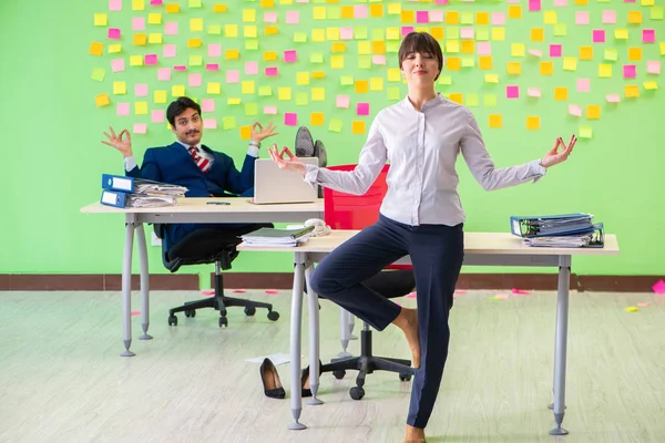 Man and woman in the office with many conflicting priorities in — Stock Photo, Image
