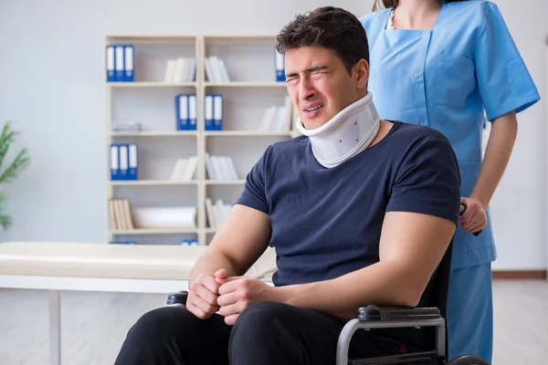 목에 부상을 입은 남자가 건강 검진을 위해 의사를 방문하는 모습 — 스톡 사진