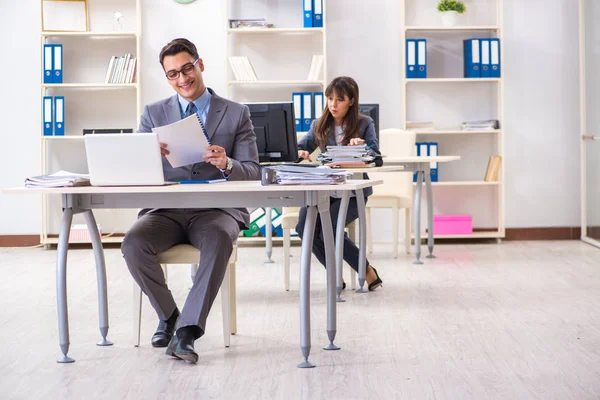 Ofiste çalışan kadın ve erkek.
