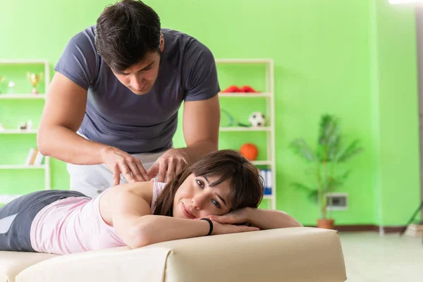 Giovane medico chiropratico massaggio paziente — Foto Stock