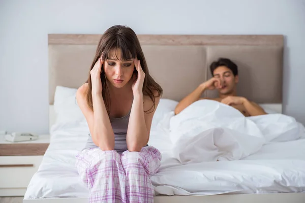 Mulher e homem no quarto — Fotografia de Stock