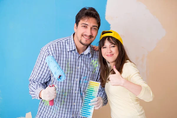 Esposo y esposa haciendo renovación en casa —  Fotos de Stock