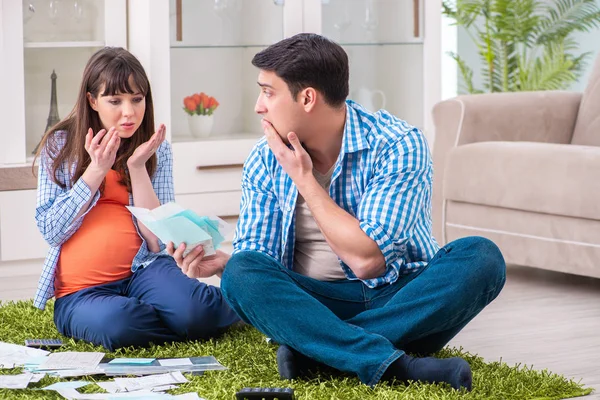 Junge Familie im Haushaltssicherungskonzept — Stockfoto