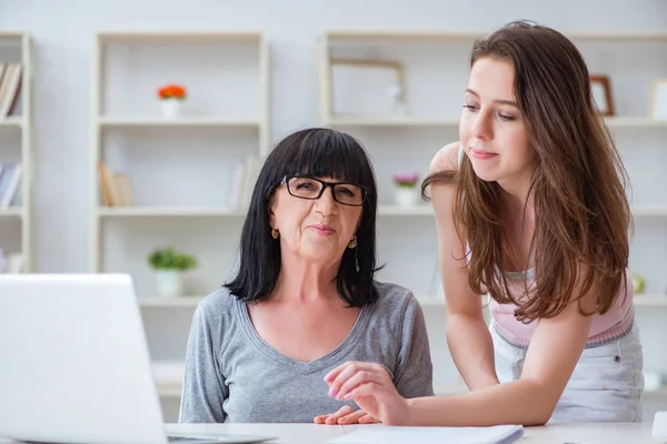 Dochter uit te leggen aan moeder hoe je computer te gebruiken — Stockfoto