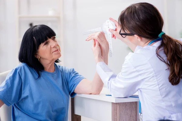 Controllo medico della flessibilità con goniometro — Foto Stock