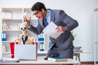 Kızgın patron iskelet çalışanına bağırıyor.