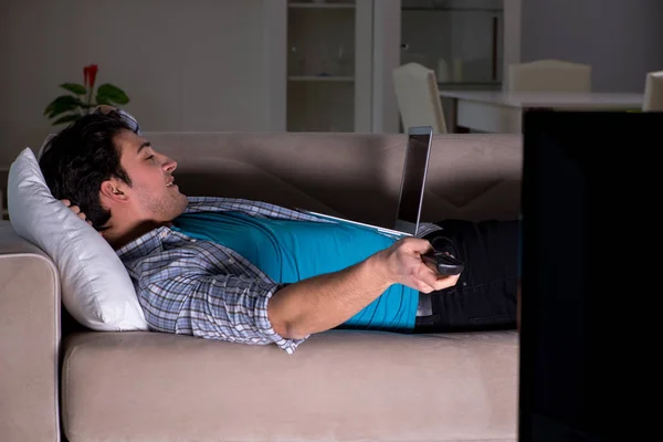 Hombre viendo la televisión tarde en la noche — Foto de Stock