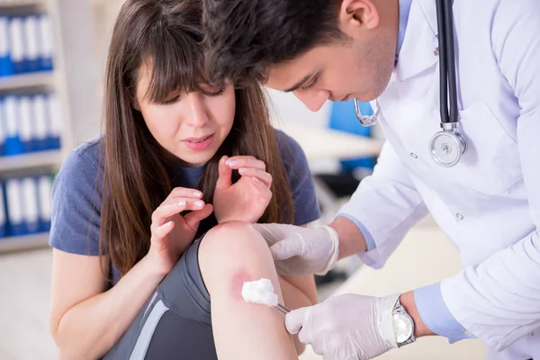 Paziente in visita dal medico dopo aver subito lesioni sportive — Foto Stock