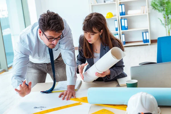 Ingenieure arbeiten an neuem Projekt — Stockfoto