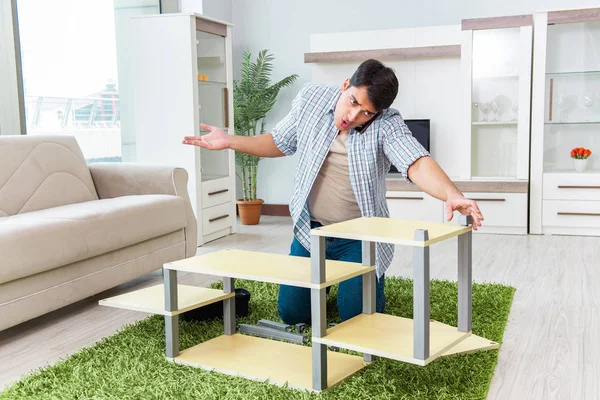 Homme assemblant des meubles à la maison — Photo