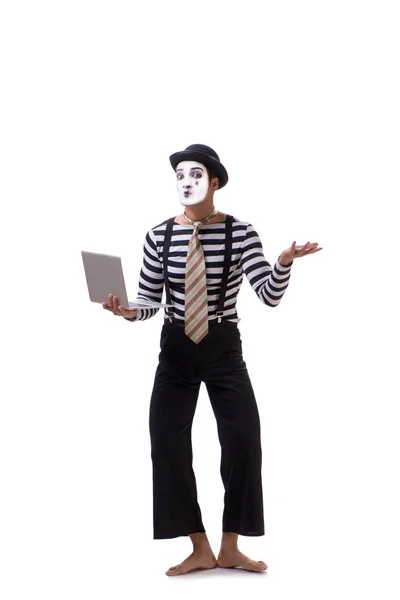 Mime mit Laptop isoliert auf weißem Hintergrund — Stockfoto