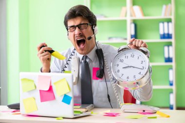 Çok sayıda çelişkili çalışan genç yardım masası operatörü