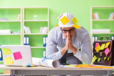 Erkek mühendis birçok çelişkili önceki projeler üzerinde çalışıyor