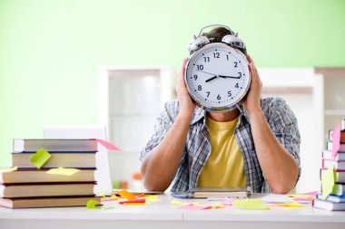 Üniversite sınavlarına hazırlanan öğrenci birçok çelişkili önyargıya sahip