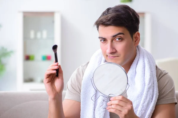 Guapo aplicando máscara de arcilla en la cara — Foto de Stock